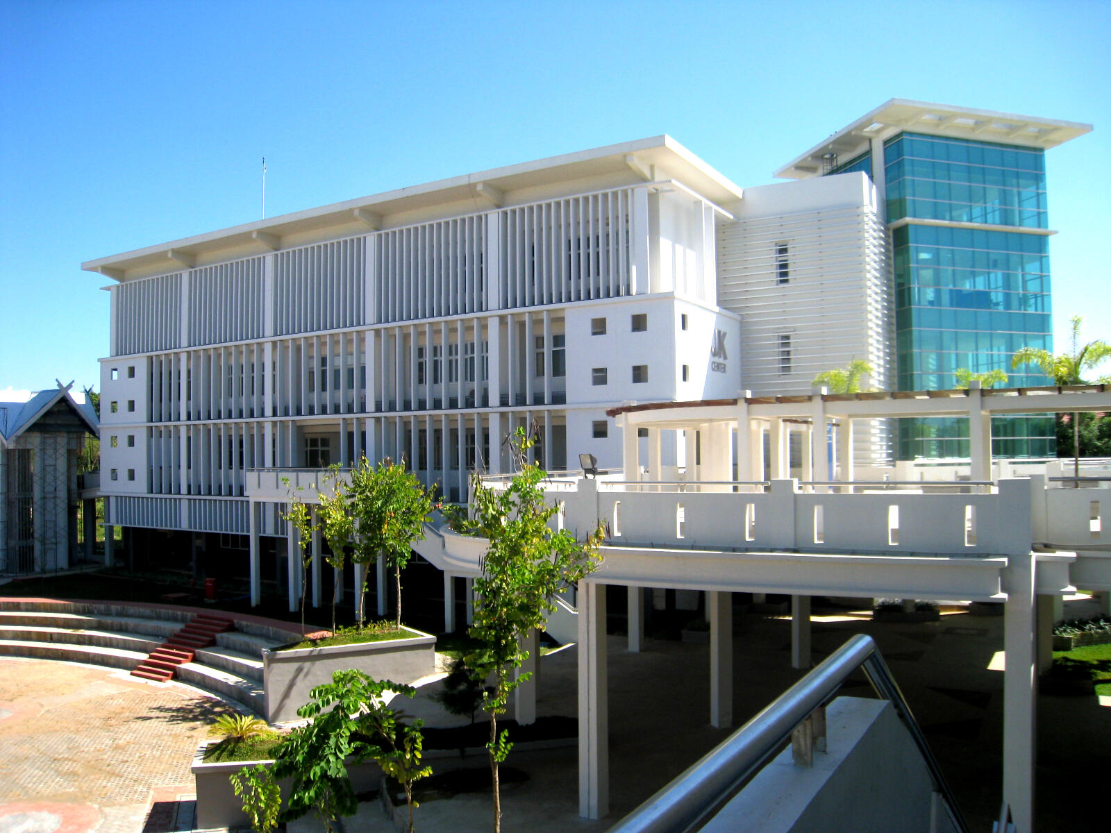 ハサヌディン大学工学部の白を基調とした美しいキャンパス